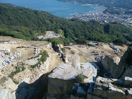 日本の石材を採掘する山です