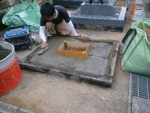 大垣市 東町で墓石工事。基礎工事