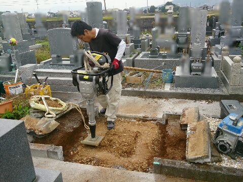 大垣市 北部霊園で新しい墓石の基礎工事