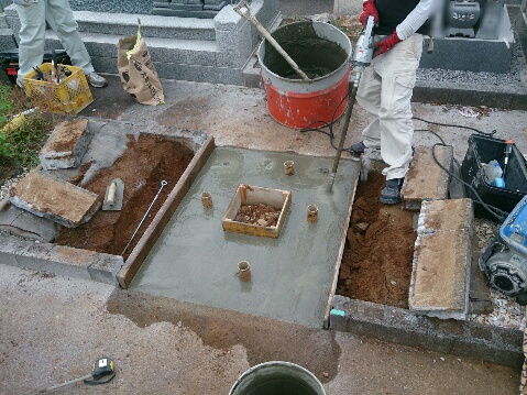 大垣市 北部霊園で新しい墓石の基礎工事
