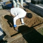 関市 墓地公園で新しい墓石の工事、基礎工事