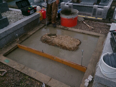 関市 墓地公園で新しい墓石の工事、基礎工事