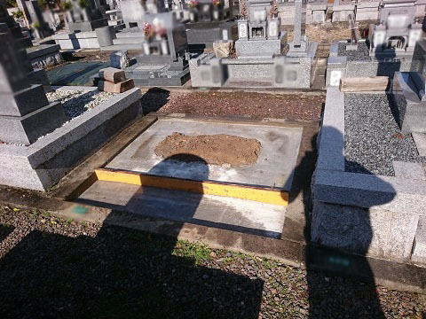 関市 墓地公園で新しい墓石の建立工事、外柵設置