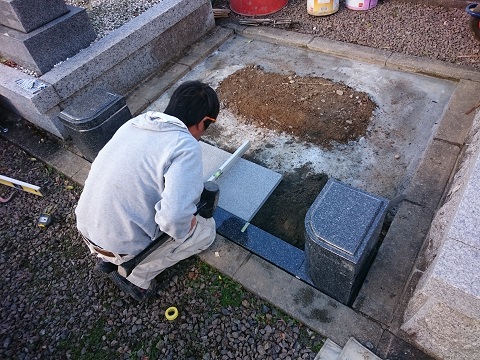 関市 墓地公園で新しい墓石の建立工事、外柵設置
