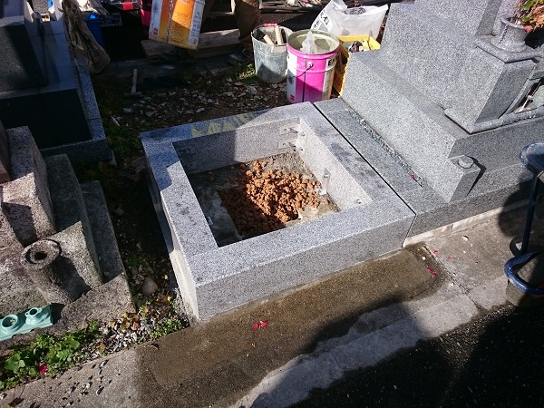大垣市 羽衣霊苑で新しい墓石の建立工事