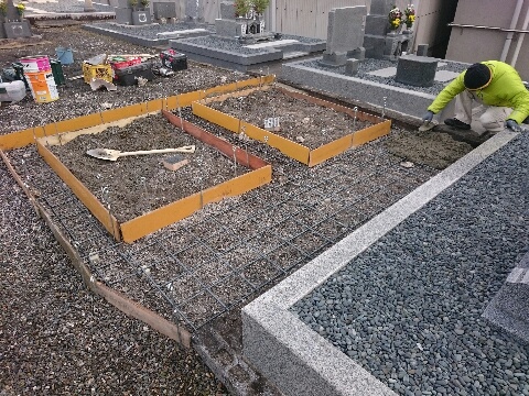 大垣市 昼飯霊苑で区画整備、基礎コンクリート打ち