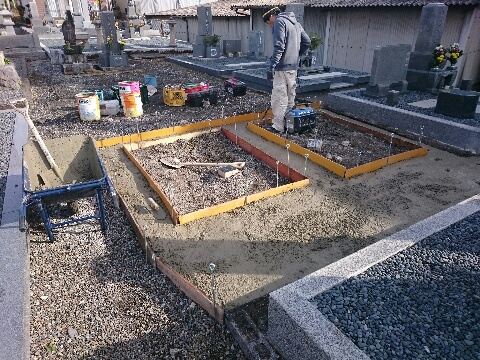 大垣市 昼飯霊苑で区画整備、基礎コンクリート打ち