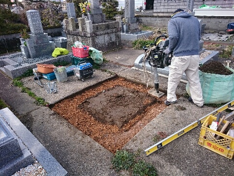 海津市馬目墓地で新しい墓石の建立、基礎工事