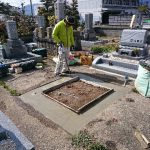 海津市馬目墓地で新しい墓石の建立、基礎工事