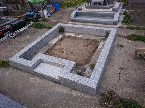 海津市で墓石の建立工事、墓石本体の設置・仕上げ