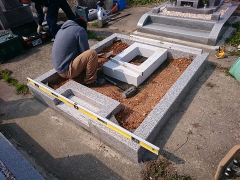 海津市で墓石の建立工事、墓石本体の設置・仕上げ