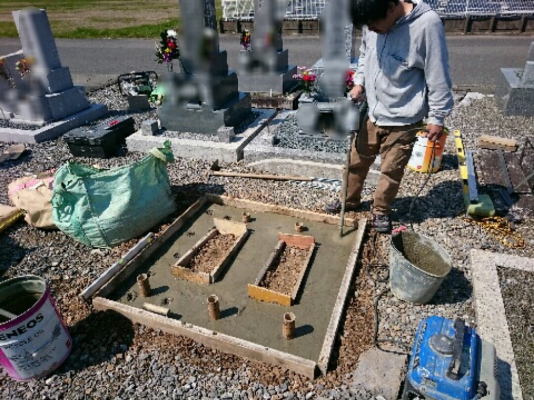 大垣市 草道島で墓石工事、基礎コンクリート打ち