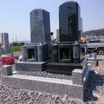 大垣市 草道島町墓地で、新しい墓石の建立工事