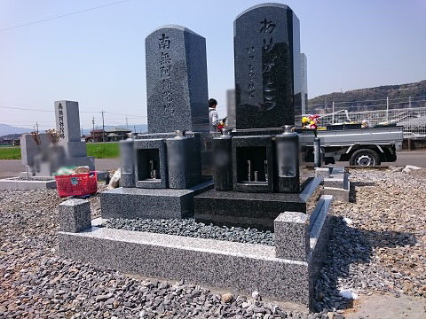 大垣市 草道島町墓地で、新しい墓石の建立工事