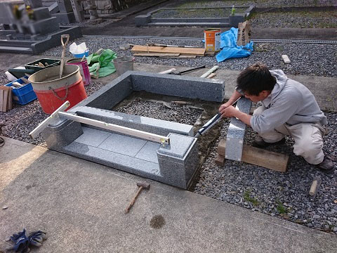 大垣市 国分寺墓地で墓石の外柵設置工事