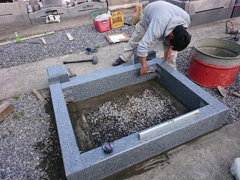 大垣市 国分寺墓地で墓石の外柵設置工事