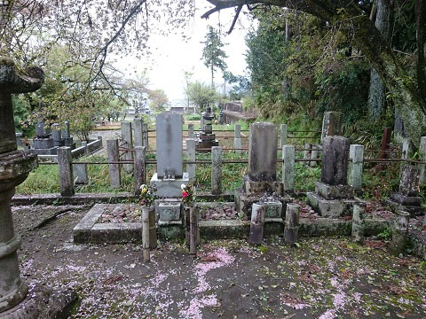 大垣市 安楽寺様墓地で墓石リフォーム工事、既存墓石の解体