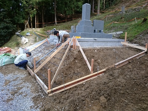 上石津町で墓石リフォーム工事、丁張・型枠鉄筋組み