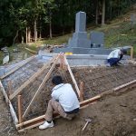上石津町で墓石リフォーム工事、丁張・型枠鉄筋組み