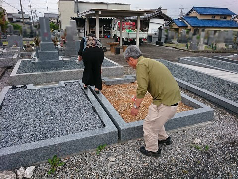 大垣市 昼飯霊苑で新しい墓石の建立、高野山より住職様がご来訪