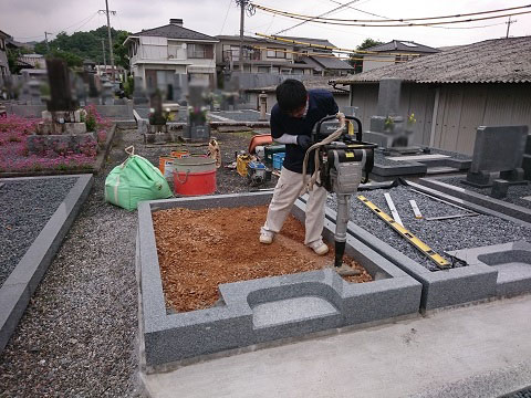 大垣市 昼飯霊苑で新しい墓石の建立、高野山より住職様がご来訪