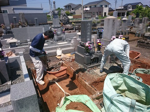 大垣市 小野町墓地で新しい墓石の建立工事