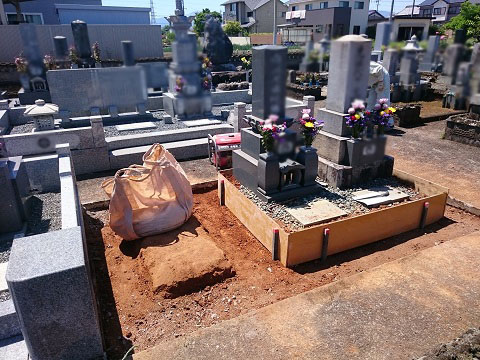 大垣市 小野町墓地で新しい墓石の建立工事