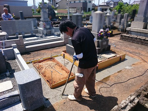 大垣市 小野町墓地で新しい墓石の建立、基礎コンクリート打ち