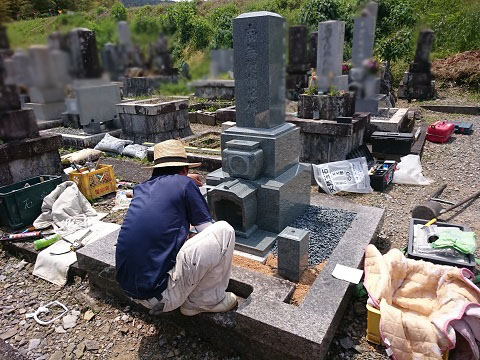揖斐郡池田町 片山墓地で新しい墓石の建立工事、大垣市 昼飯霊苑で納骨式