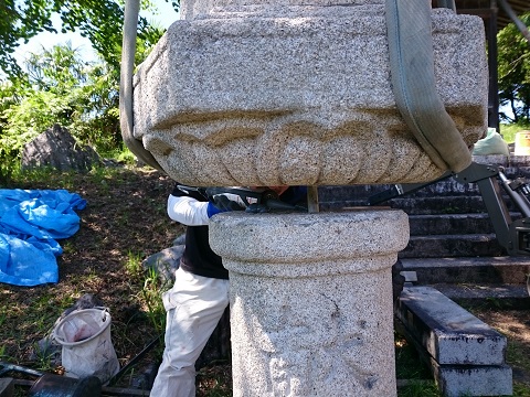 大垣市 八王子神社で狛犬と燈籠の修復工事、地震対策・再組立て２
