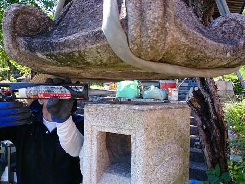 大垣市 八王子神社で狛犬と燈籠の修復工事、地震対策・再組立て２