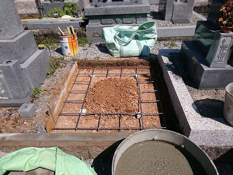 大垣市 明星輪寺様で墓石リフォーム工事、基礎コンクリート打ち
