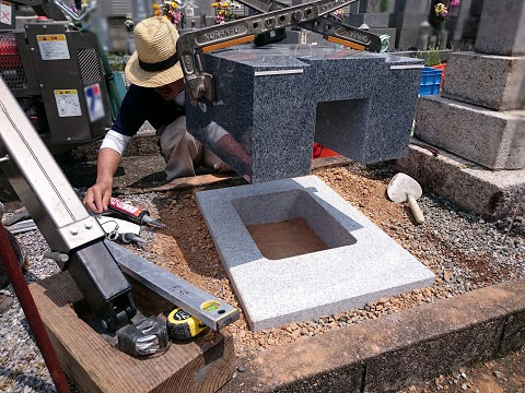 大垣市 楽田町墓地で新しい墓石の建立工事