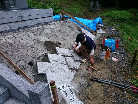 上石津町で墓石リフォーム工事、墓地周りの仕上げ