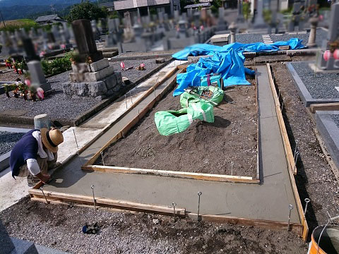 大垣市 昼飯霊苑で墓石リフォーム工事、基礎コンクリート打ち