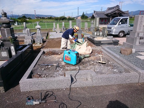 大垣市 福田墓地で墓石リフォーム工事、外柵解体