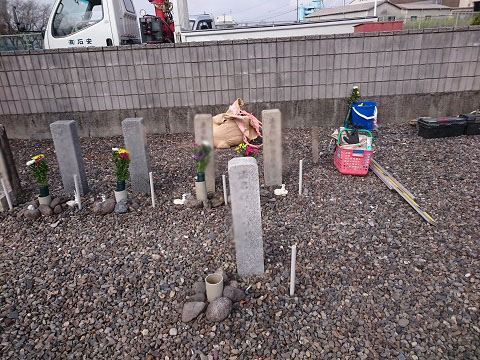 本巣市 数屋墓地で墓標建立工事