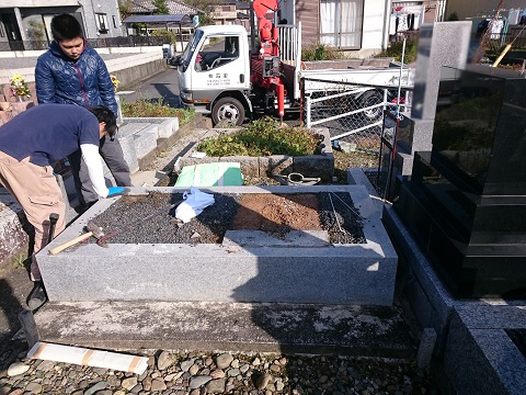 大垣市 昼飯霊苑で墓石移転のための解体工事