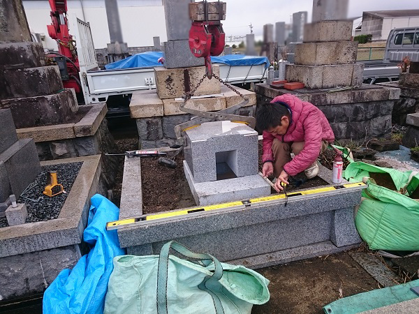 養老町 室原墓地で新しい墓石の建立工事