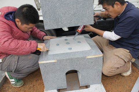 大垣市 福田墓地で新しい墓石の建立工事