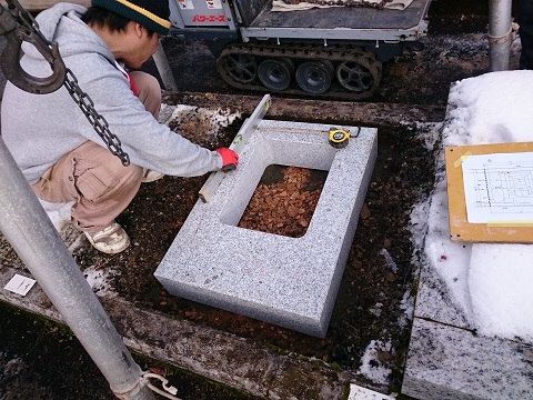 大垣市営 青野霊園で新しい墓石の建立工事