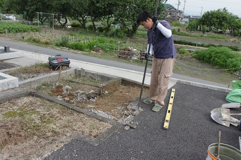 大垣市 熊野墓地で新しい墓石工事①ブロック解体・基礎コンクリート