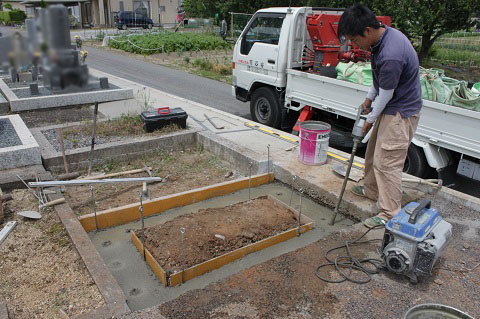 大垣市 熊野墓地で新しい墓石工事①ブロック解体・基礎コンクリート