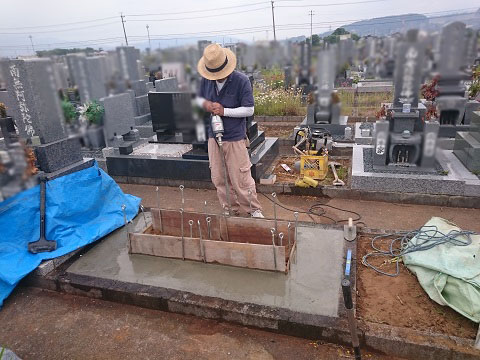 大垣市 北部霊園で新しい墓石の建立①基礎工事