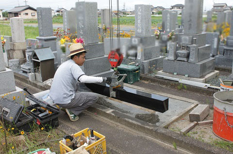 安八町 牧霊園で新しい墓石建立工事②外柵設置