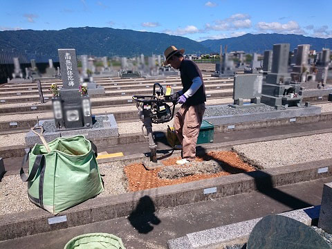 神戸町営北部霊園で新しい墓石建立工事①基礎コンクリート