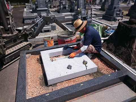 各務原市 朝日墓地で墓石本体設置工事
