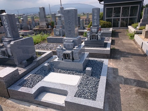 大垣市 長松墓地で新しい墓石工事③日本加工 大島石特級の墓石建立