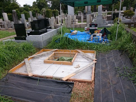 東京都 青山霊園で新しい墓石工事②納骨室・外柵設置