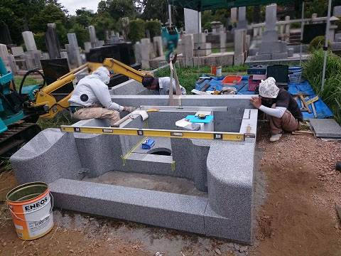 東京都 青山霊園で新しい墓石工事③日本加工大島石の外柵設置